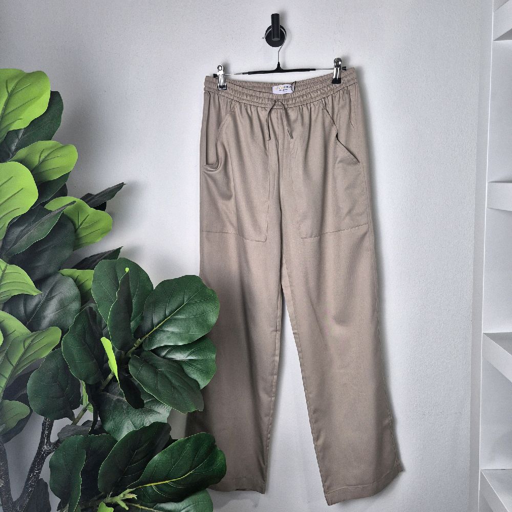 Relaxed Pants in Premium Cotton with Drawstring and Right and Left Pocket