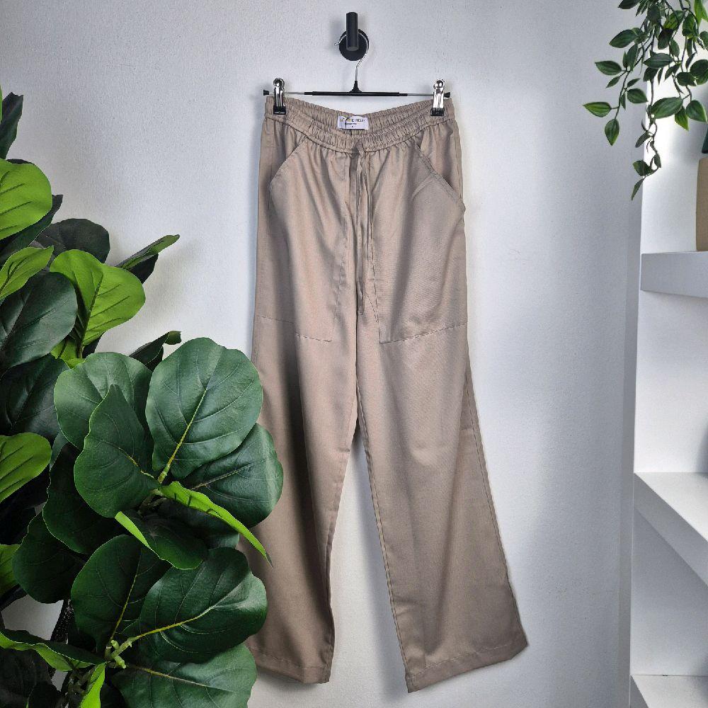 Relaxed Pants in Premium Cotton with Drawstring and Right and Left Pocket